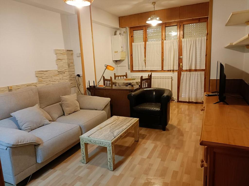 sala de estar con sofá y mesa en Apartamento Borja en Jaca