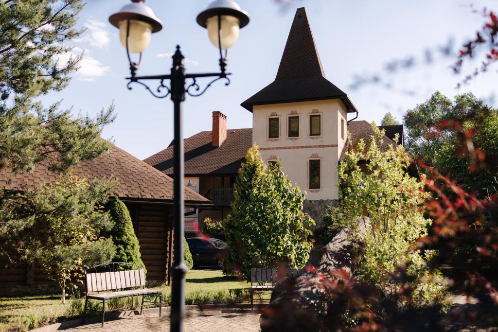 una casa con una luz de la calle delante de ella en Recreation complex Volnogora en Lisarnya