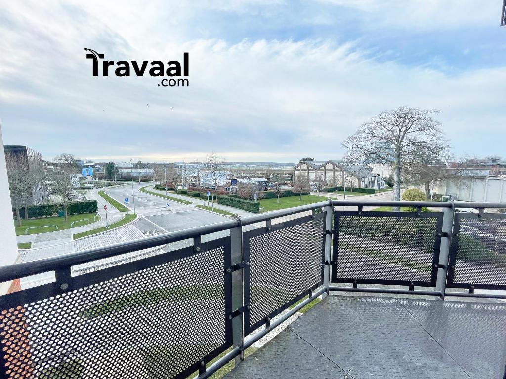 a balcony with a view of a street at Travaal.©om - 2 Bed Serviced Apartment Farnborough in Farnborough
