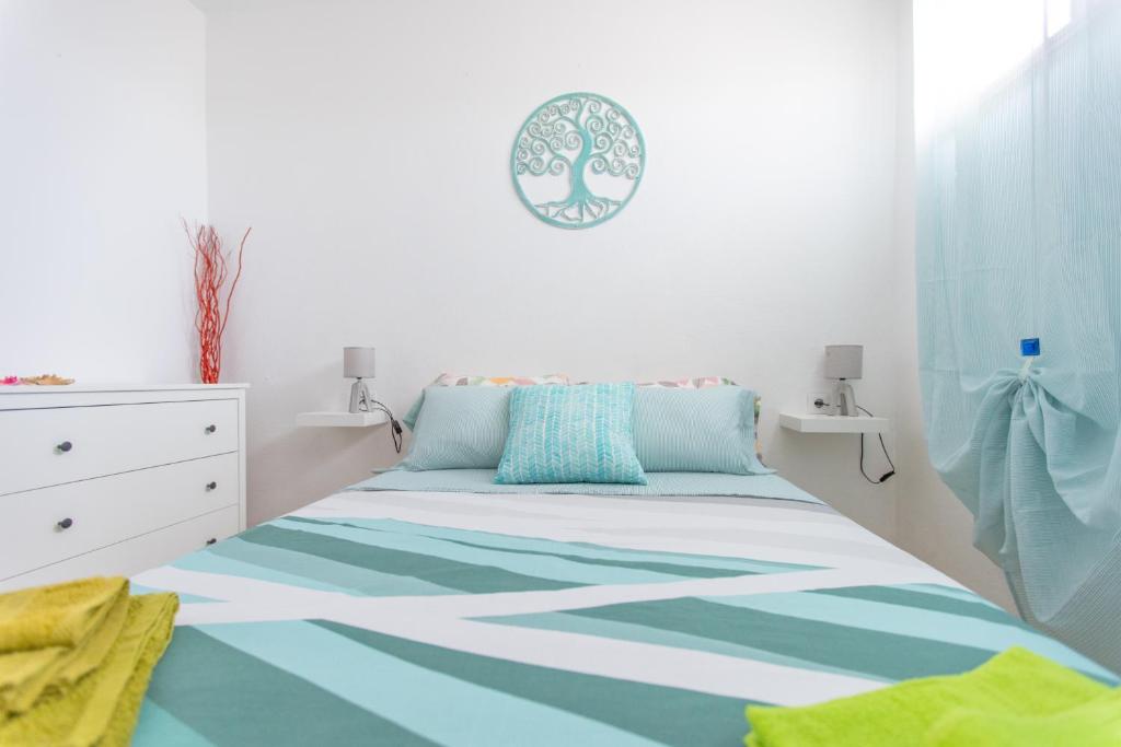 een kleine slaapkamer met een bed en een dressoir bij IRIS Holiday House Fuerteventura in Costa de Antigua