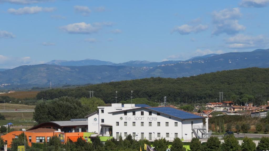 un edificio blanco con las palabras pensión en él en Life Sport Hotel, en Mentana