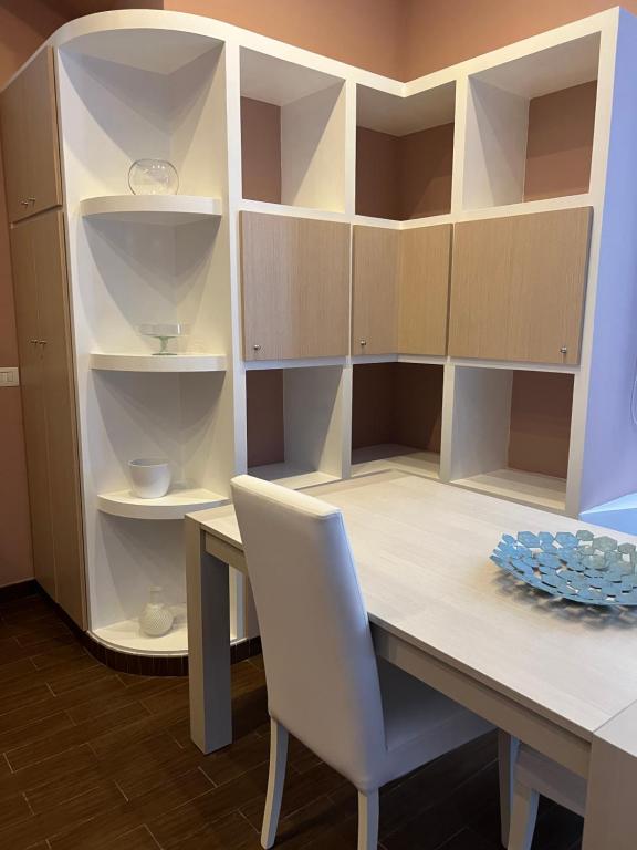 Biały stół jadalny z białym krzesłem w obiekcie Dalì Home w Katanii