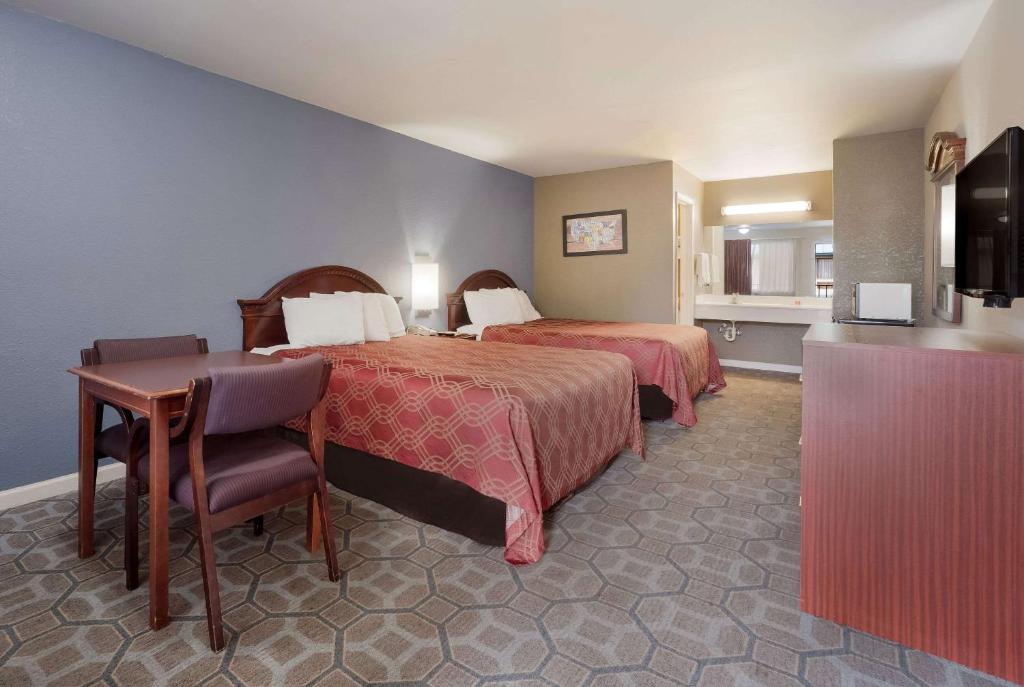 Postel nebo postele na pokoji v ubytování Econo Lodge