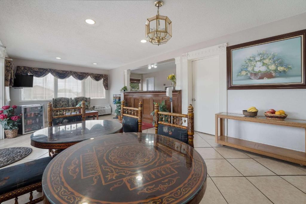 Kuchyň nebo kuchyňský kout v ubytování Econo Lodge
