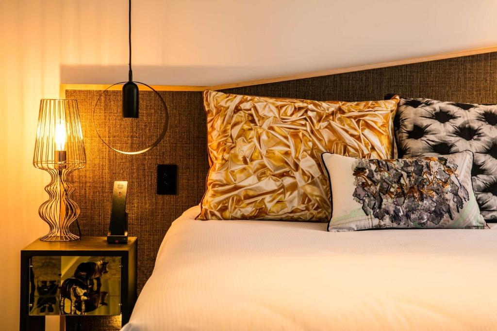 
QT Harbour View King Room
