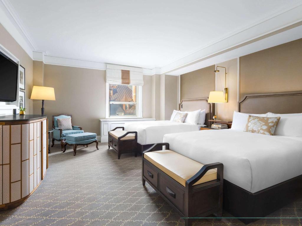 ケベック・シティーにあるフェアモント ル シャトー フロントナックのベッド2台、薄型テレビが備わるホテルルームです。