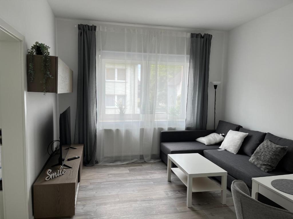 uma sala de estar com um sofá e uma janela em Heimathafen Wanne em Herne