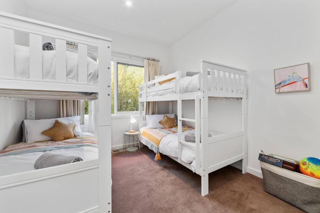 Двухъярусная кровать или двухъярусные кровати в номере Seaford Luxe Beach House 2023 BDC Traveller award winner