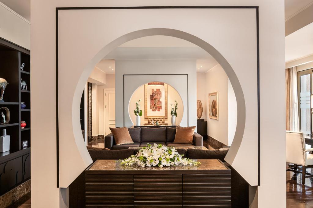Ein Sitzbereich in der Unterkunft Oaks Ibn Battuta Gate Dubai