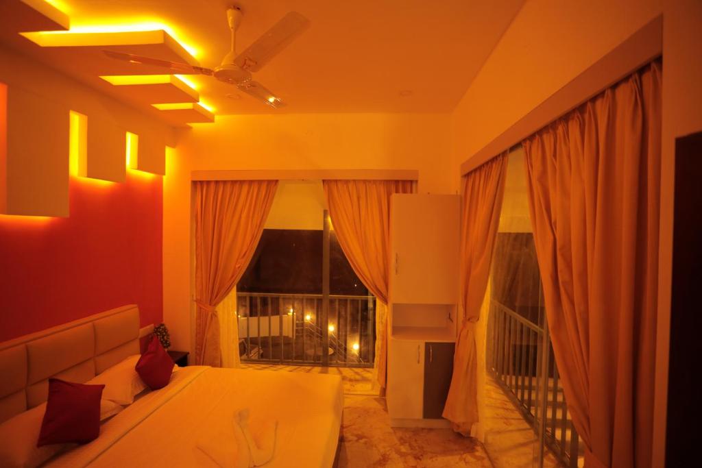 Paadi Holidays Ramakkalmedu - Family Double Room