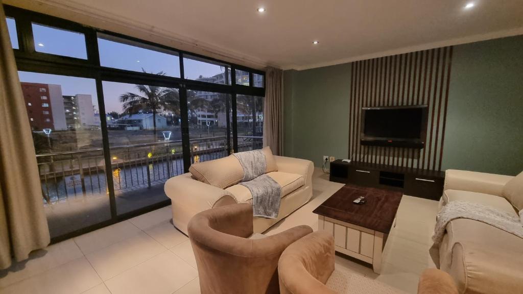 Front Homely 6 Sleeper with Canal Views near the Beach