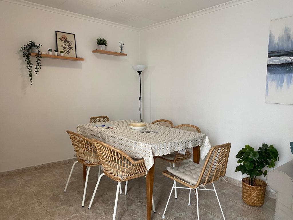 ein Esszimmer mit einem Tisch und Stühlen in der Unterkunft Cozy Apartment in Centre of Alicante near Plaza de Toros in Alicante