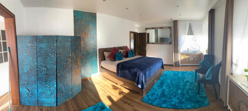 1 dormitorio con cama y alfombra azul en Das Loreley Weinstuebchen en Sankt Goarshausen