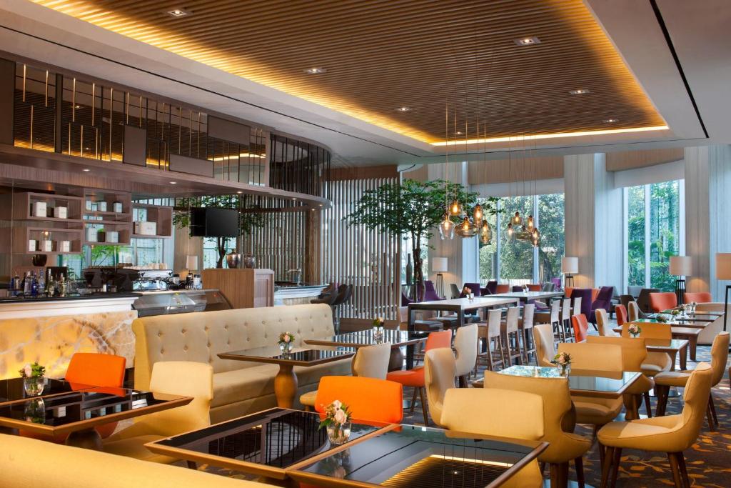 een restaurant met tafels en stoelen en een bar bij Crowne Plaza Bandung, an IHG Hotel in Bandung
