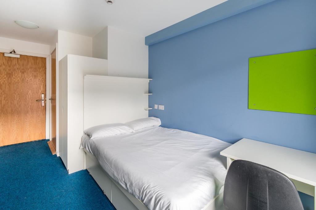 Postel nebo postele na pokoji v ubytování Destiny Student – Shrubhill (Campus Accommodation)