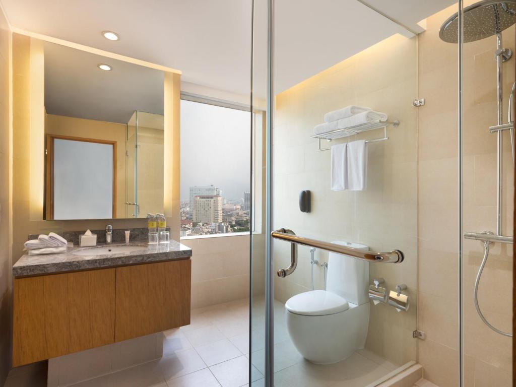 Holiday Inn & Suites Jakarta Gajah Mada by IHG - Premium-Zimmer Mit Kingsize-Bett Und Stadtblick