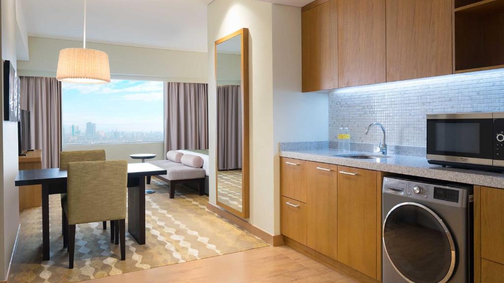Holiday Inn & Suites Jakarta Gajah Mada by IHG - Suite King Con Vistas A La Ciudad - Piso Alto