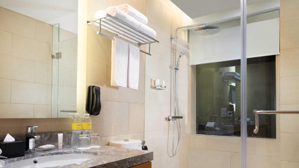 Holiday Inn & Suites Jakarta Gajah Mada by IHG - Suite 2 Chambres Avec Lit De Repos