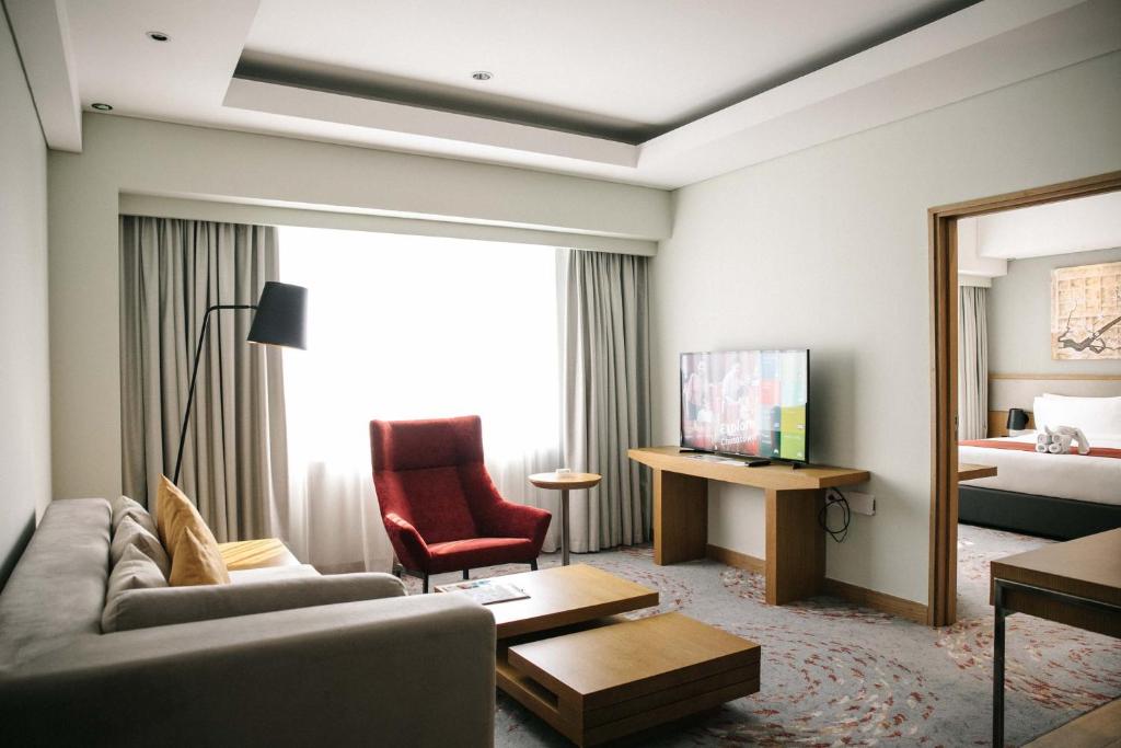 Holiday Inn & Suites Jakarta Gajah Mada by IHG - Suite 1 Chambre Avec Vue Sur Ville Et Lit De Repos