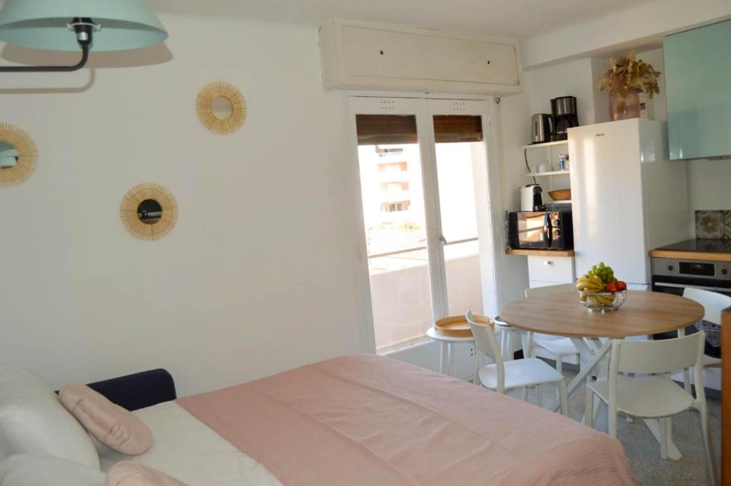 Fotografia z galérie ubytovania Saint-Raphaël : Appartement cosy à 10 minutes de la plage v destinácii Saint-Raphaël
