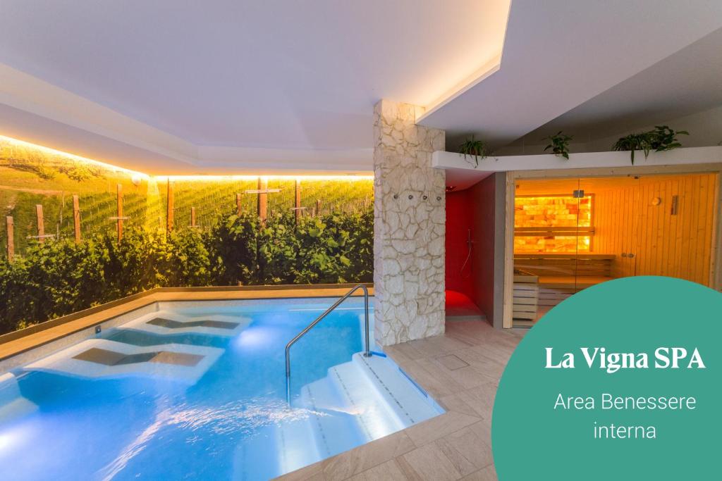 uma piscina no meio de uma casa em Wine Hotel San Giacomo Activity & Wellness em Paderno del Grappa
