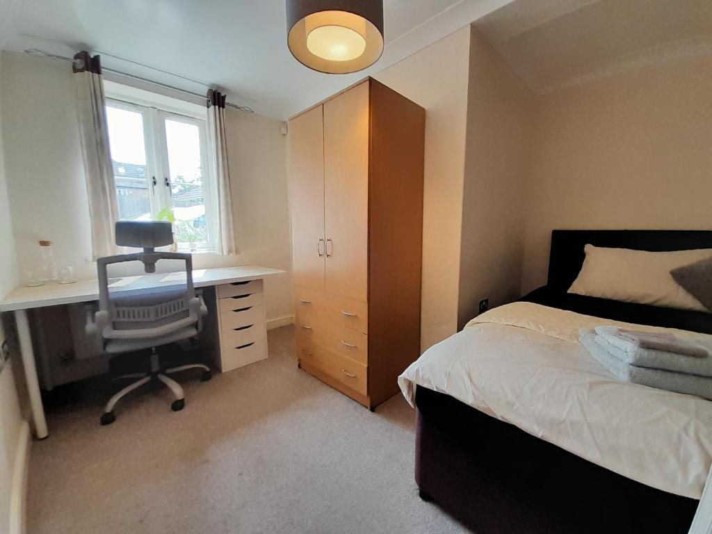 Schlafzimmer mit einem Bett, einem Schreibtisch und einem Stuhl in der Unterkunft Private rooms in a shared house in Oxford - Host lives in the property in Oxford