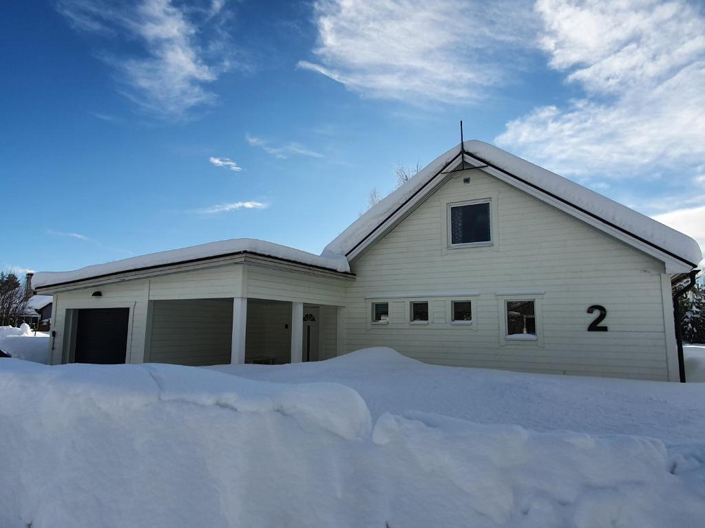 ein Haus mit viel Schnee davor in der Unterkunft Villa Norrland in Vidsel