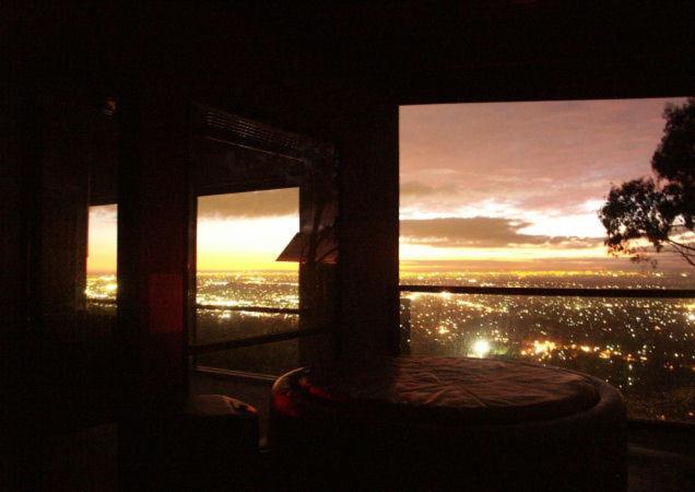 Cette chambre dispose d'une fenêtre offrant une vue sur la ville. dans l'établissement Bonza View, à Kalorama