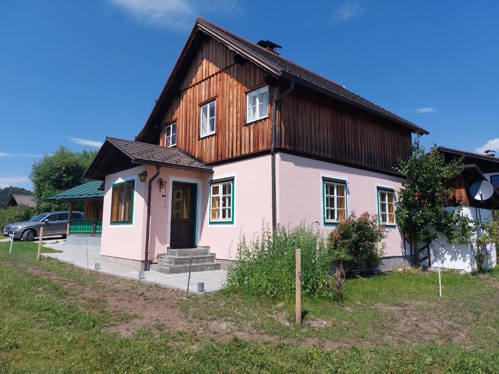 Casa blanca pequeña con techo de madera en Haus Erni, en Bad Aussee