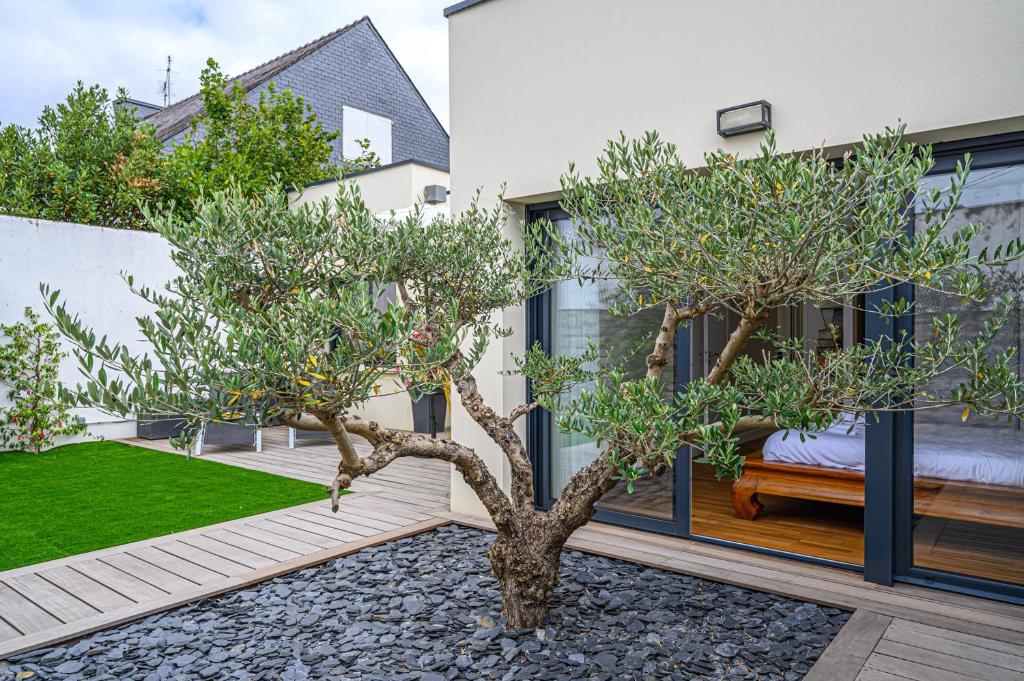 Vonkajšia záhrada v ubytovaní LA P'TITE VANNETAISE - Petite maison au bord de l'eau à Conleau avec vélos