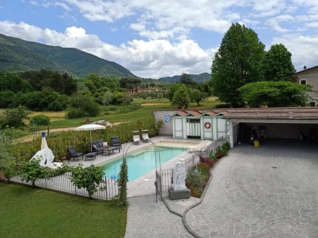 vista sul tetto di una piscina in un cortile di La Pitorina Holidayhome a Camaiore