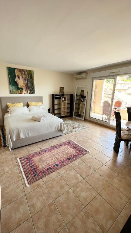 sypialnia z łóżkiem i dużym oknem w obiekcie Mari stunning apartment next to Monaco with a sea view terrace w mieście Beausoleil