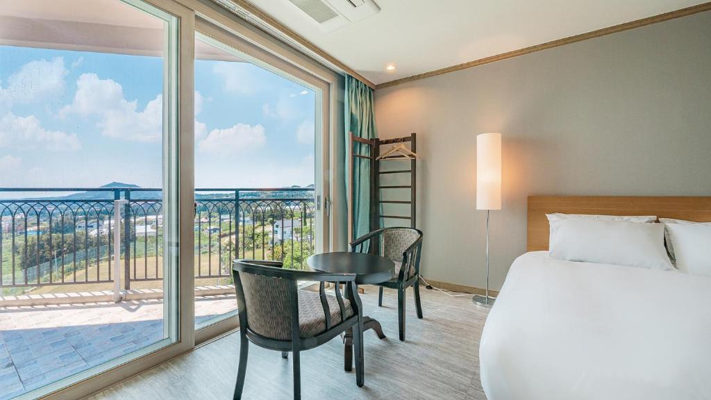 Postel nebo postele na pokoji v ubytování J View Hotel