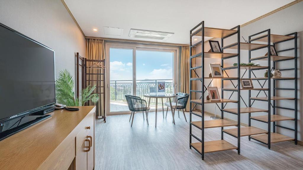 TV a/nebo společenská místnost v ubytování J View Hotel
