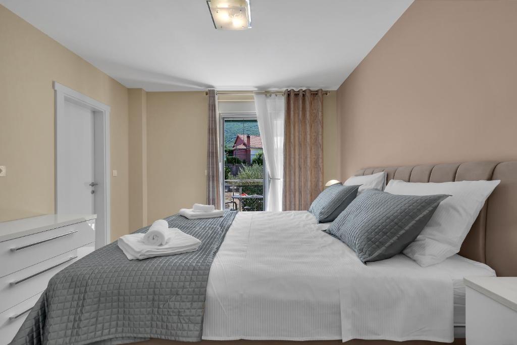 Posteľ alebo postele v izbe v ubytovaní Apartments White House Rastovac