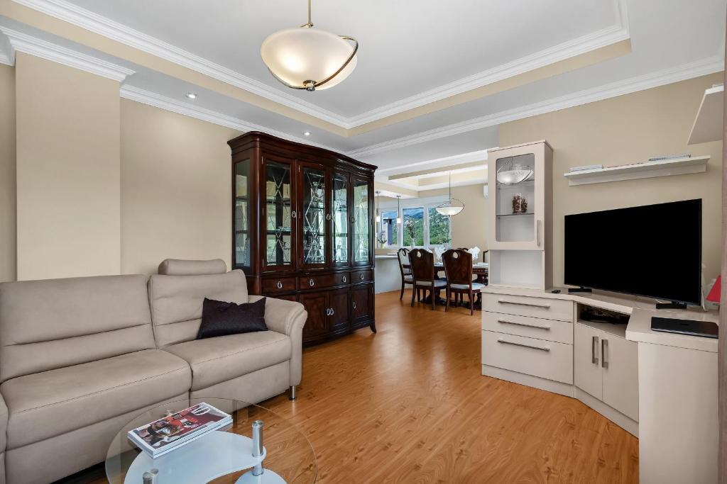 Televízia a/alebo spoločenská miestnosť v ubytovaní Apartments White House Rastovac