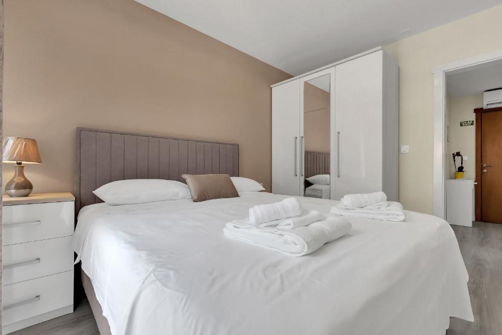 Posteľ alebo postele v izbe v ubytovaní Apartments White House Rastovac