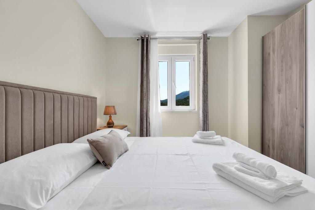 Posteľ alebo postele v izbe v ubytovaní Apartments White House Rastovac