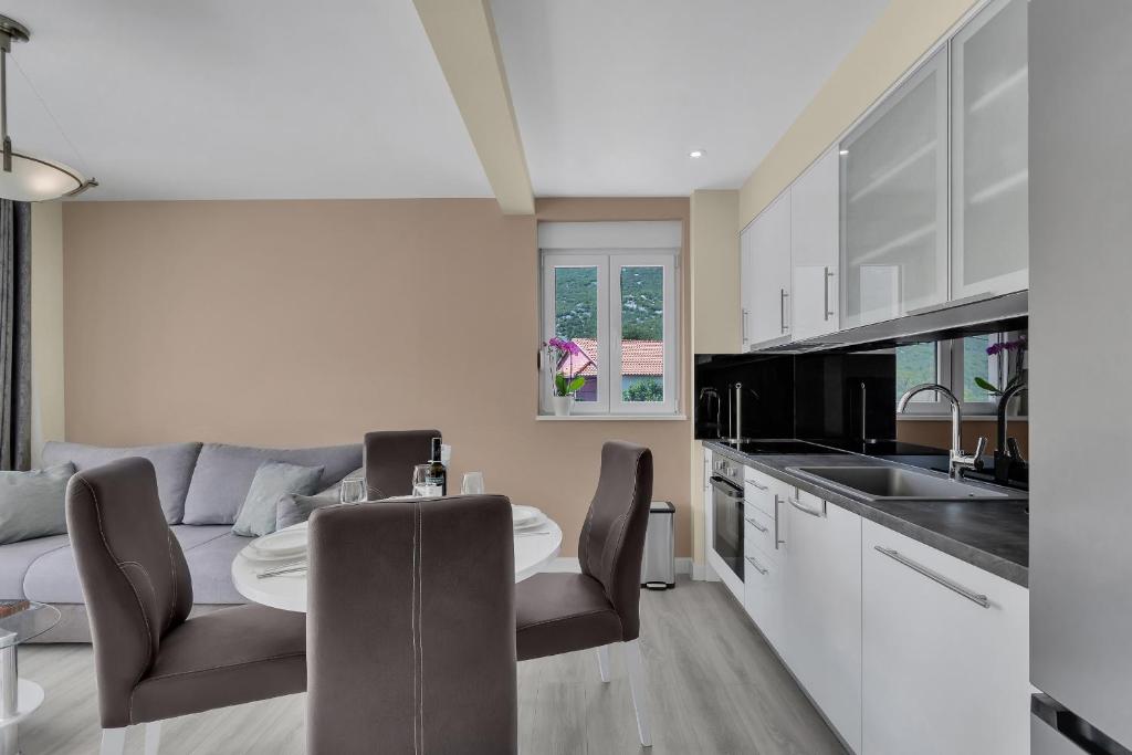Kuchyňa alebo kuchynka v ubytovaní Apartments White House Rastovac