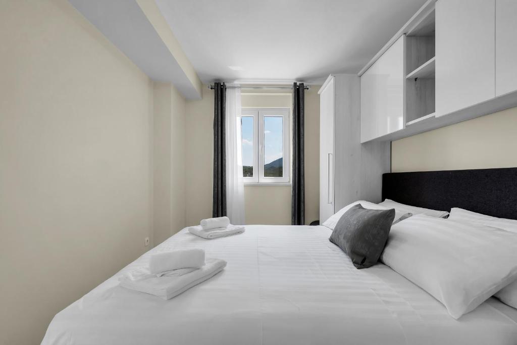 Posteľ alebo postele v izbe v ubytovaní Apartments White House Rastovac