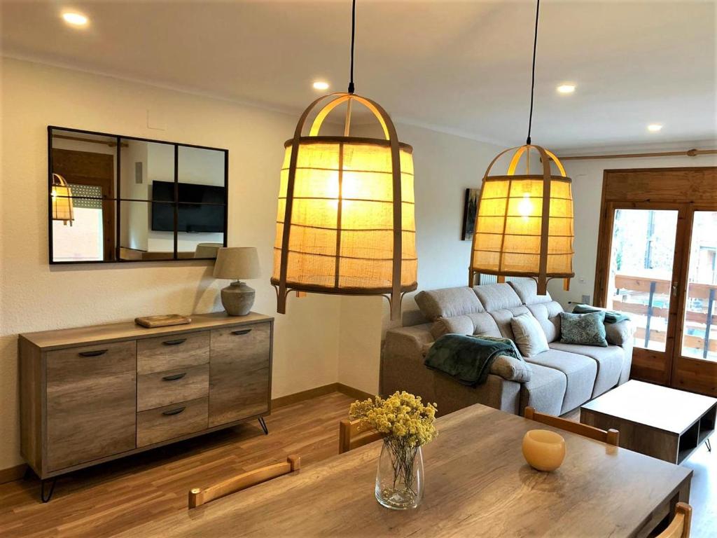 TV a/nebo společenská místnost v ubytování Apartamento en Llivia con piscina