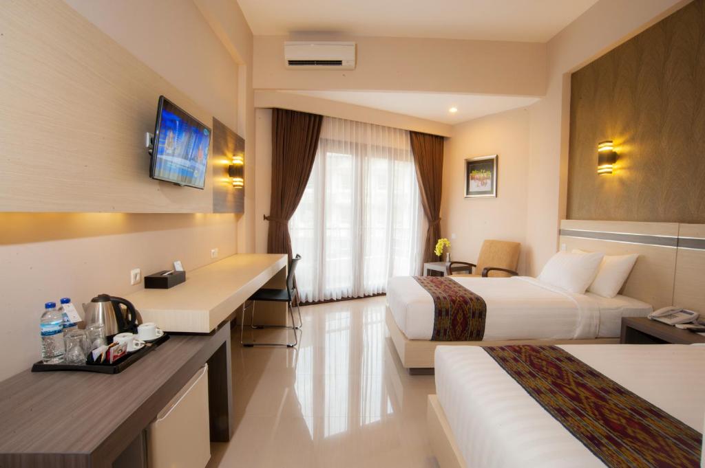 TV a/nebo společenská místnost v ubytování Lombok Raya Hotel