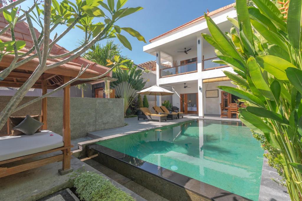 uma imagem de uma villa com piscina em Villa Royal em Singaraja