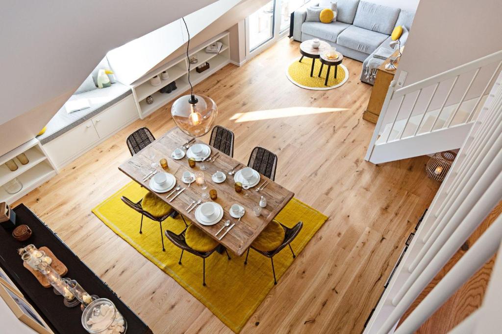 una cucina con tavolo da pranzo e sedie e vista sul soffitto. di Haven Fan Frede a List