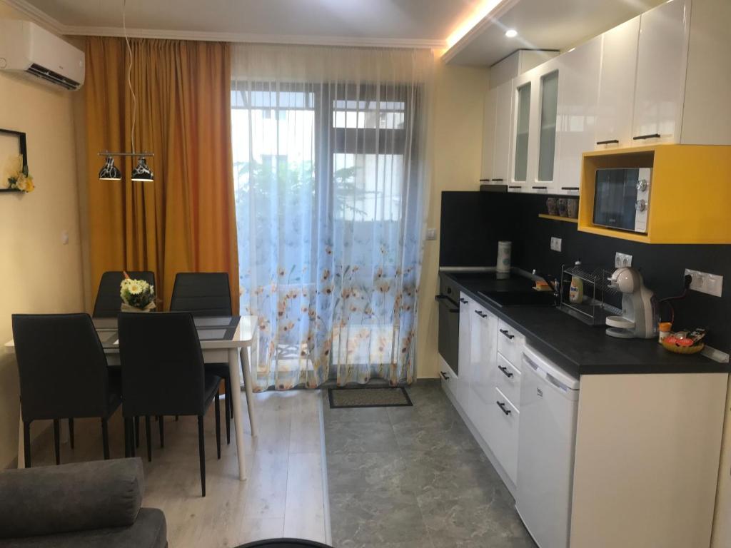 Kuchyň nebo kuchyňský kout v ubytování Sunrise City A2, Sarafovo