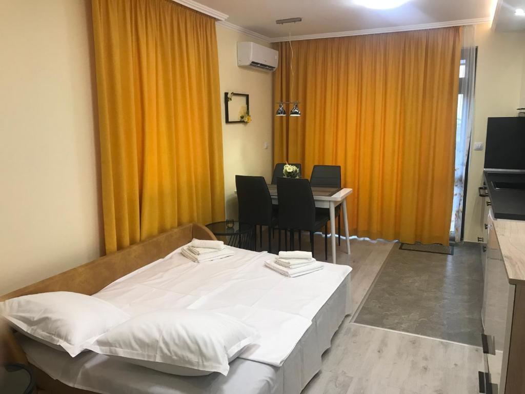 Postel nebo postele na pokoji v ubytování Sunrise City A2, Sarafovo