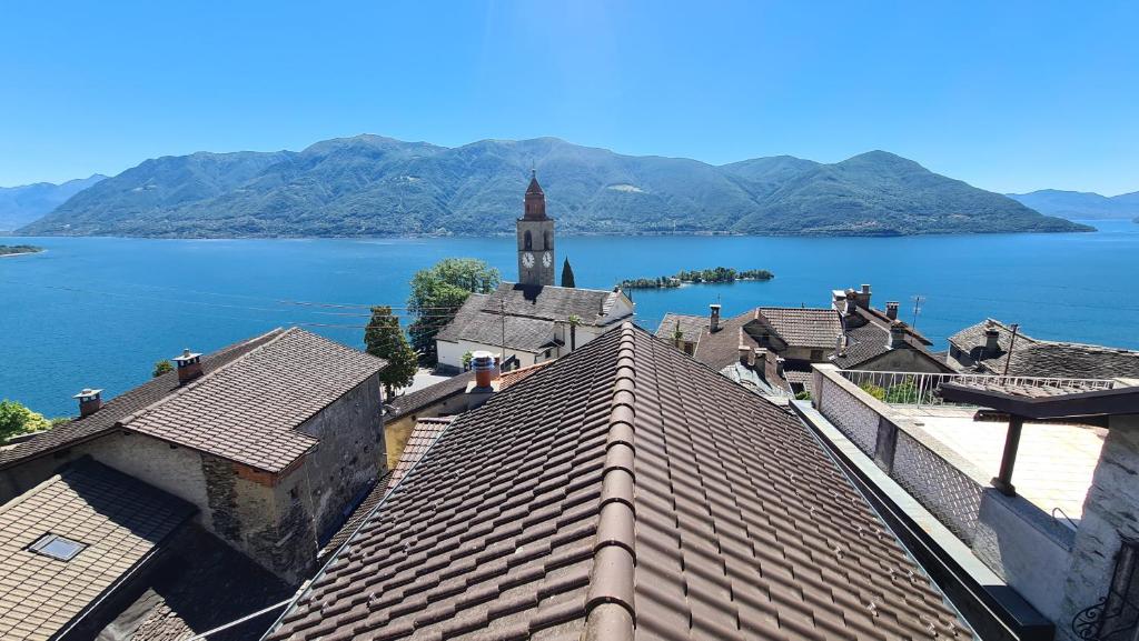 una vista aérea de una ciudad con iglesia y agua en Spacious house in village center with a view, en Ronco sopra Ascona