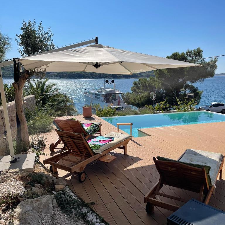 Bazén v ubytování Villa del Mar Deluxe nebo v jeho okolí