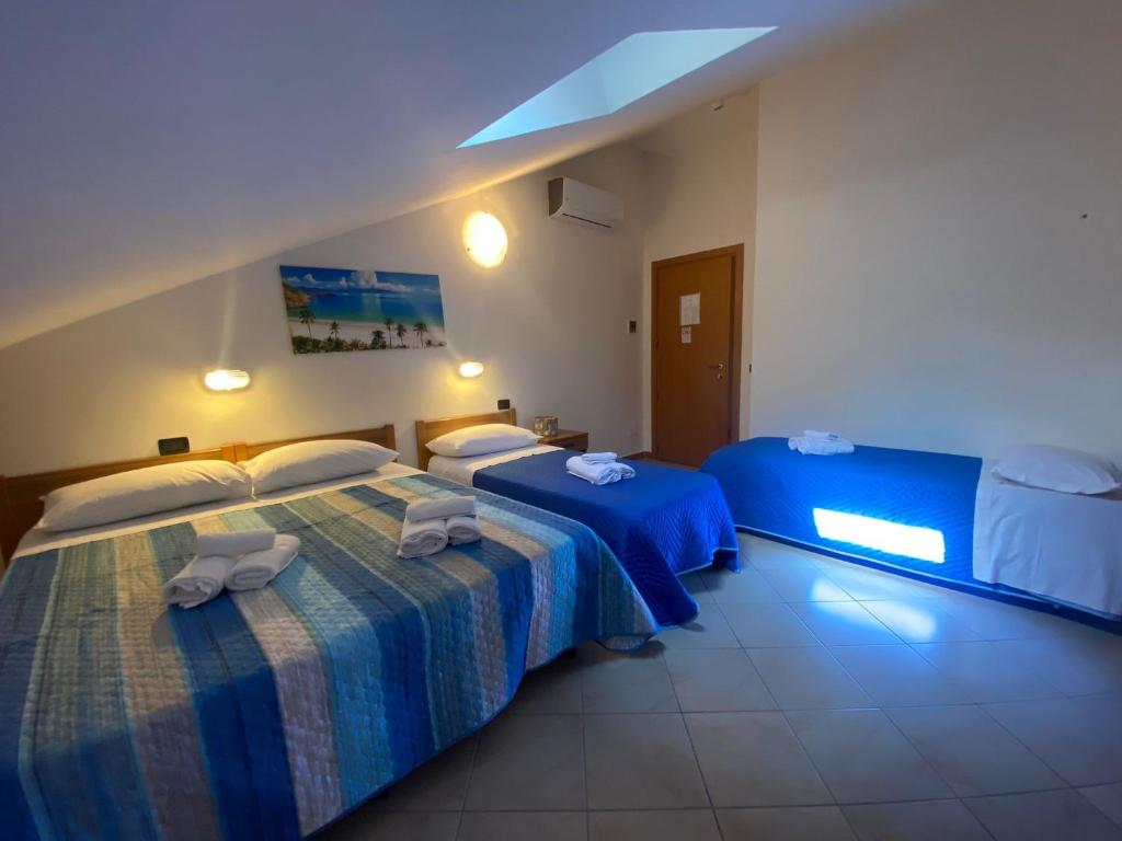 Hotel Dream tesisinde bir odada yatak veya yataklar