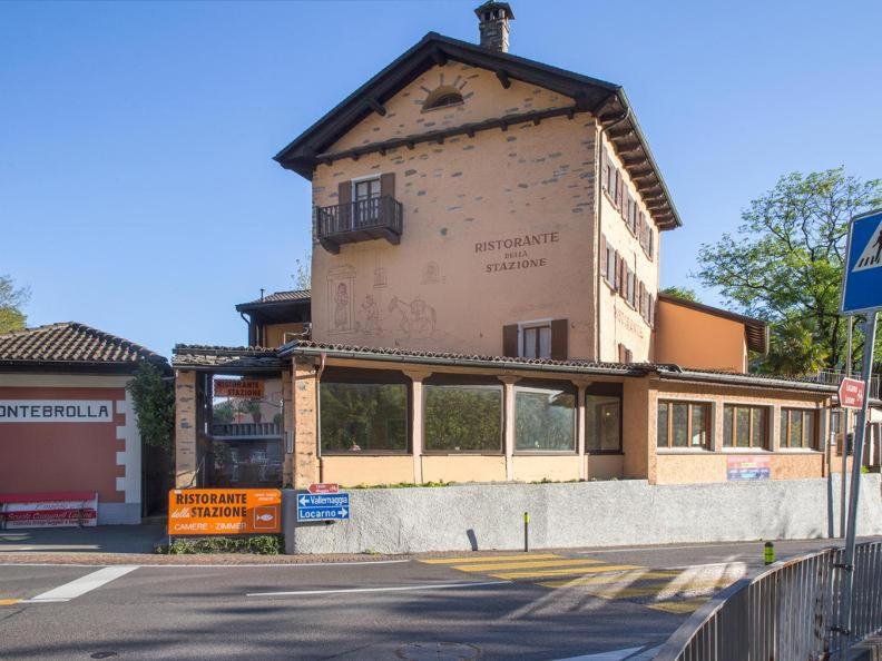 un edificio en la esquina de una calle en Ristorante della Stazione, en Tegna